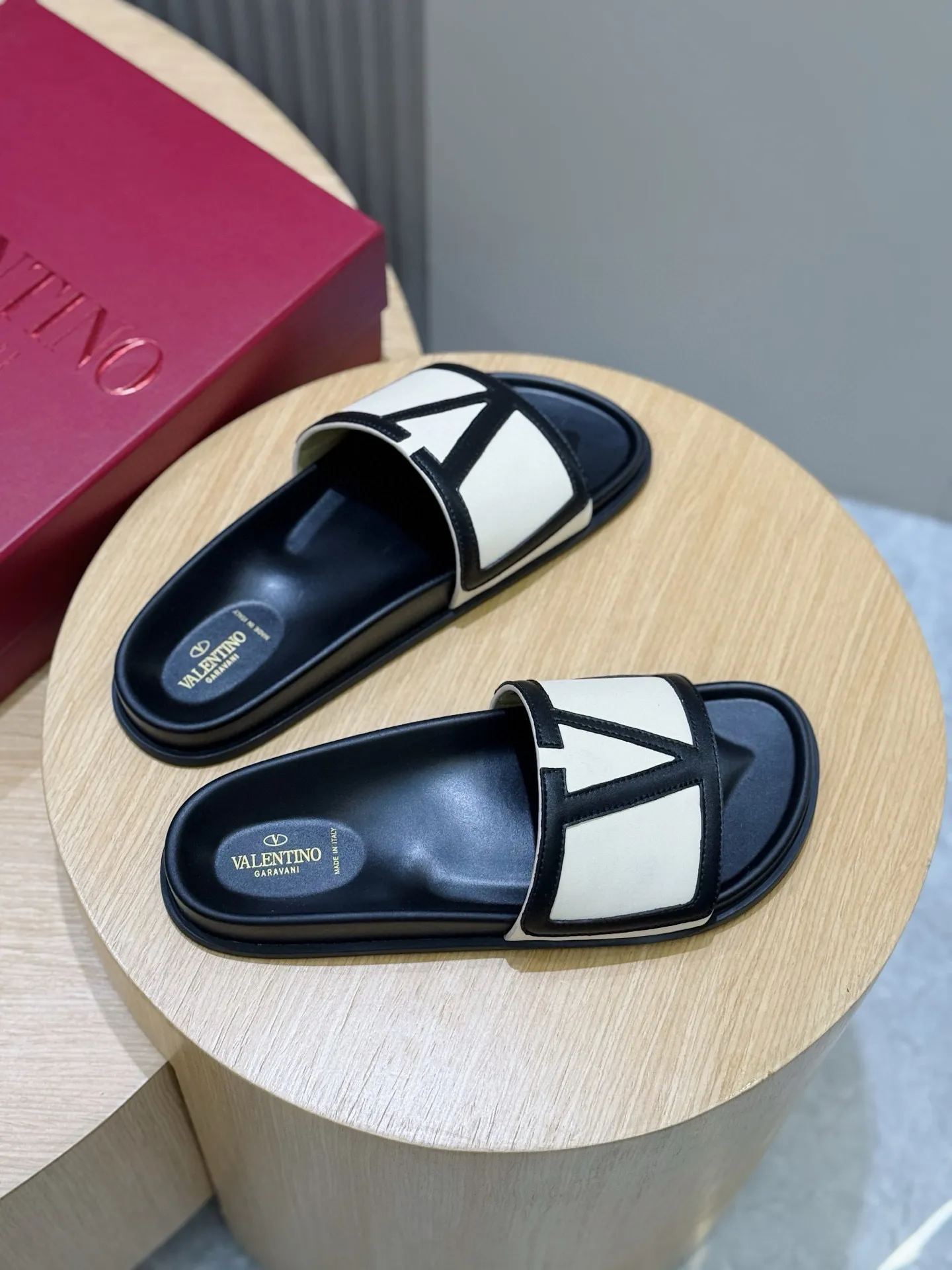 [VALENTINO] Top P: 540💰 Size: 39-44 (customized at 38.45) 🆕2025VLT — Valentino’s latest summer men’s slippers. The use of imported cowhide elements on slippers has been sublimated! It is worthy of recognition both visually and in terms of quality. Excellent quality, comfortable and durable! The embellishment of the perforated V hardware on the toe adds a sense of fashion! Cowhide feet